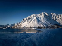 我看微密圈会先问一句“比较口径有没有统一？”然后马上把确定句改成概率句（像在用显微镜）