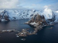 我看微密圈会先问一句“比较口径有没有统一？”然后马上把确定句改成概率句（像在用显微镜）